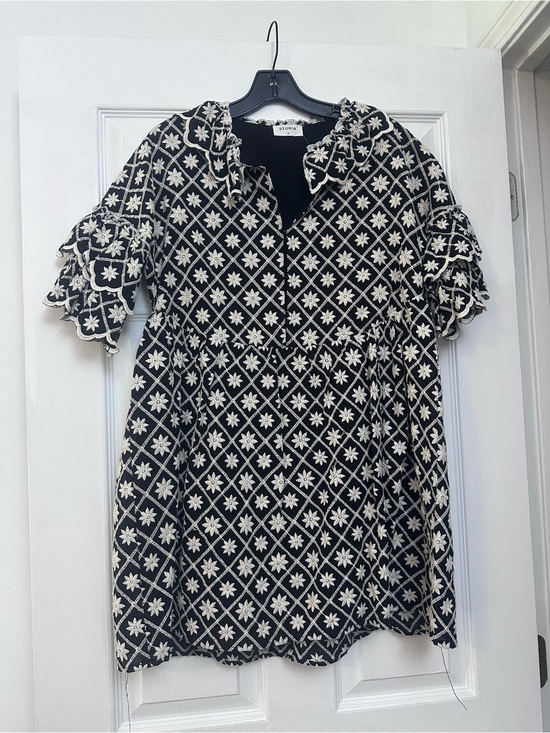 Storia Dresses & Skirts - STORIA dress floral size small babydoll black and white